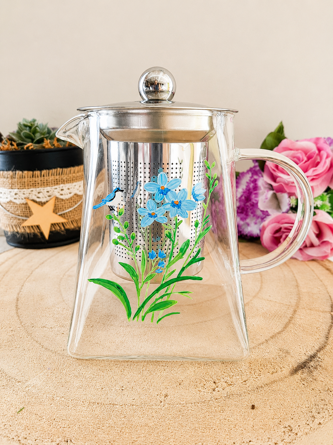 Théière en verre peinte à la main, myosotis bleus et oiseau