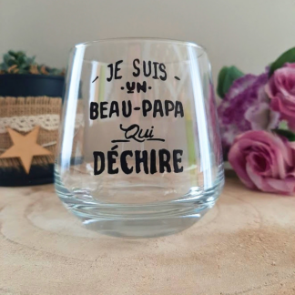 Verre à message peint à la main "Je suis un beau-papa qui déchire", posé sur une table en bois avec des fleurs roses