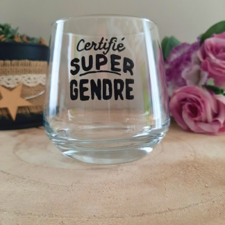 Verre à message peint à la main "Certifié super gendre", posé sur une table en bois avec des fleurs roses