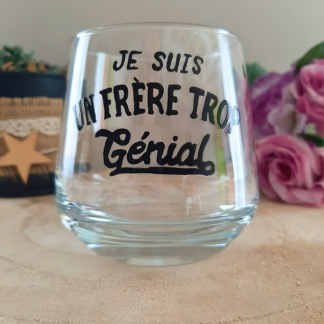 Verre à message peint à la main "Je suis un frère trop génial", posé sur une table en bois avec des fleurs roses