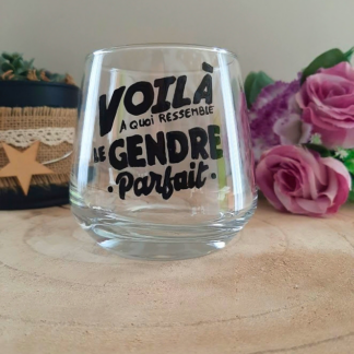 Verre à message peint à la main "Voilà à quoi ressemble le gendre parfait", posé sur une table en bois avec des fleurs roses